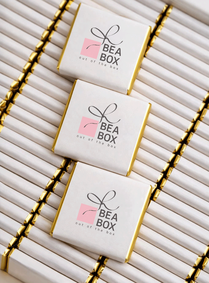 Personalizirane mliječne čokoladice s ružičastim tiskom za vjenčanja i evente.