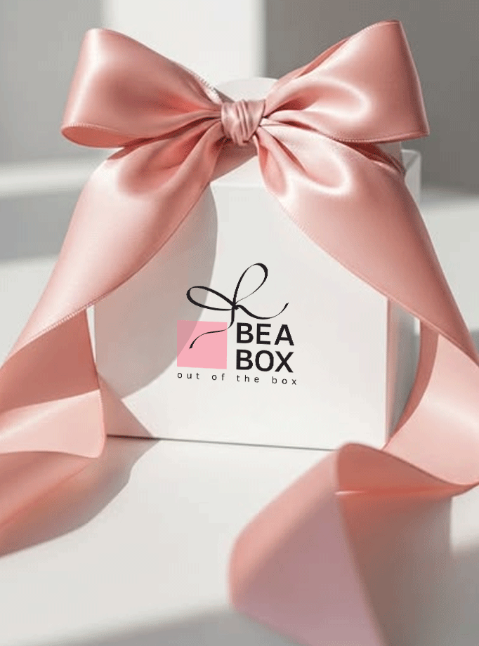 Mala bijela poklon kutijica s logotipom "Bea Box" i raskošnom ružičastom satenskom mašnom.