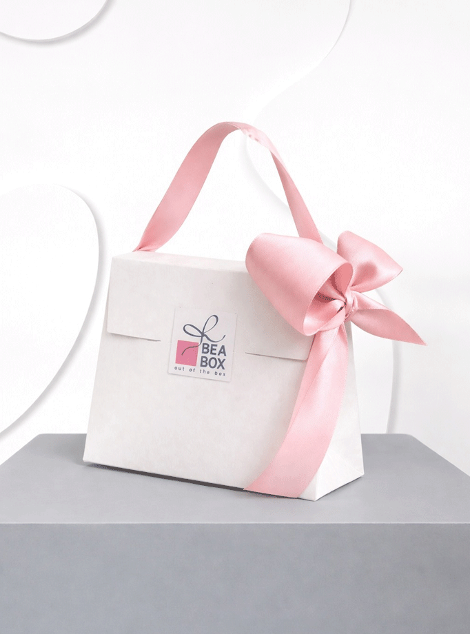 Bijela elegantna event vrećica sa satenskom ružičastom mašnom i logotipom.