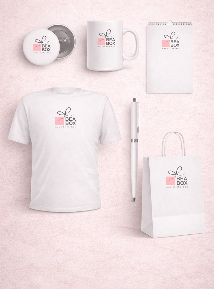 Set promotivnih materijala s logotipom: majica, šalica, kemijska olovka, papirnata vrećica i blok za pisanje.