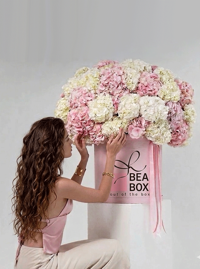 Elegantna bijela papirnata vrećica u obliku koverte s luksuznom ružičastom satenskom ručkom i logotipom.