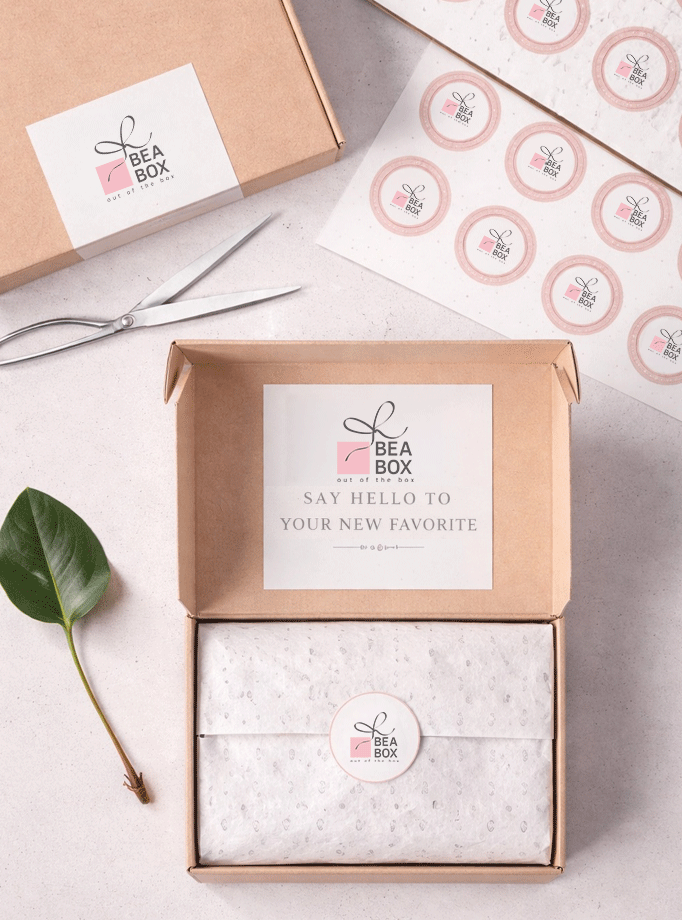 Ekološka kartonska kutija s personaliziranim letkom, brendiranim naljepnicama i ukrasnim papirom.